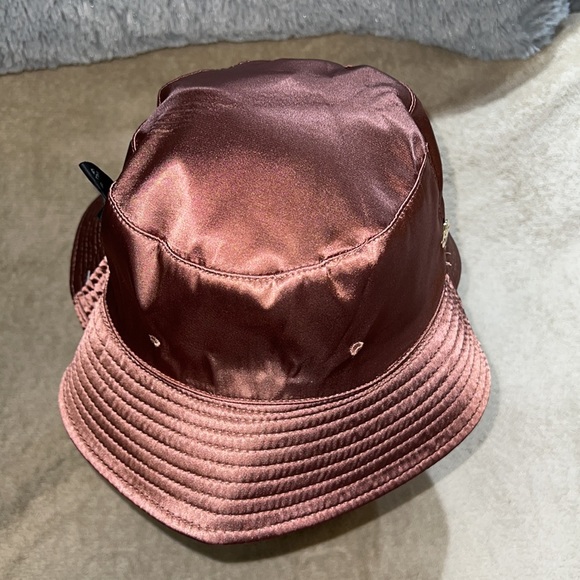 Steve Madden Women’s Paisley/Solid Reversible Bucket Hat “NWT” - Picture 5 of 7